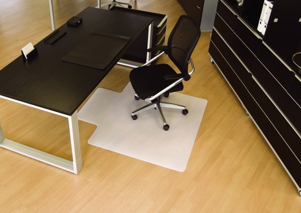Hochwertige milchig transparente Matte aus Polypropylen zu 100% recycelbar, frei von ausgasenden Giftstoffen, geruchsneutral und Allergiker geeignet. Stuhlrollenfest, trittschall- und geräuschdämmend. Ideal für kurze Nutzungszeiten. Mattenhöhe: 2,0 mm. F