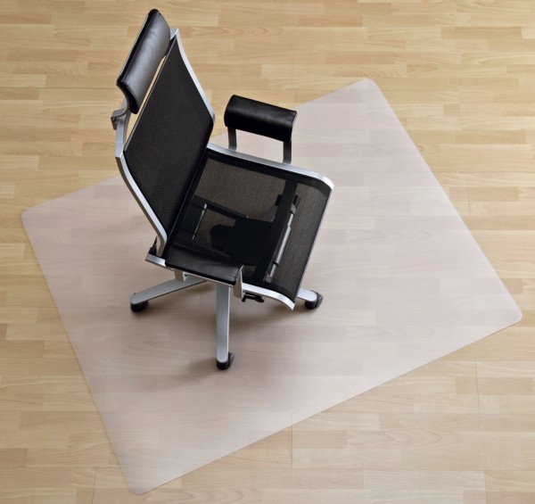 Hochwertige milchig transparente Matte aus Polypropylen zu 100% recycelbar, frei von ausgasenden Giftstoffen, geruchsneutral und Allergiker geeignet. Stuhlrollenfest, trittschall- und geräuschdämmend. Ideal für kurze Nutzungszeiten. Mattenhöhe: 2,0 mm. F