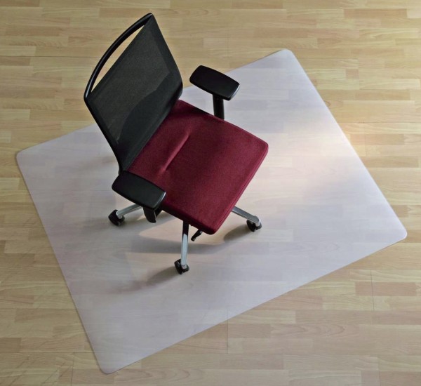 Hochwertige milchig transparente Matte aus Polypropylen zu 100% recycelbar, frei von ausgasenden Giftstoffen, geruchsneutral und Allergiker geeignet. Stuhlrollenfest, trittschall- und geräuschdämmend. Ideal für kurze Nutzungszeiten. Mattenhöhe: 2,0 mm. F