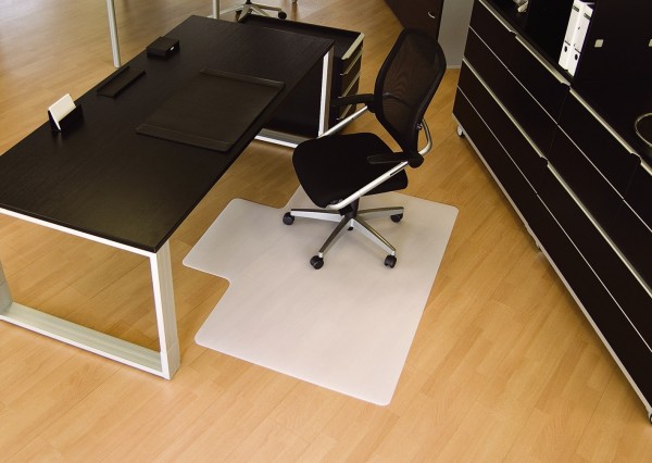 Hochwertige milchig transparente Matte aus Polypropylen zu 100% recycelbar, frei von ausgasenden Giftstoffen, geruchsneutral und Allergiker geeignet. Stuhlrollenfest, trittschall- und geräuschdämmend. Ideal für kurze Nutzungszeiten. Mattenhöhe: 2,0 mm. F